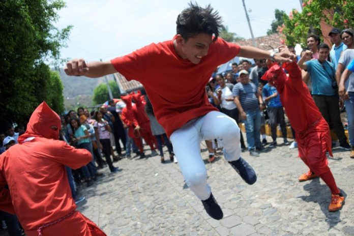 Diablos se postran ante Jesús, en batalla del bien contra el mal en El Salvador