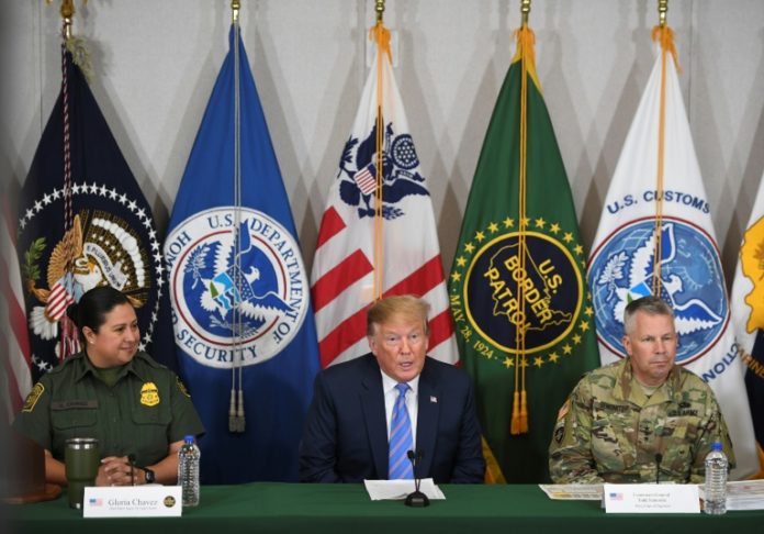 Donald Trump dice en la frontera con México que EEUU está 