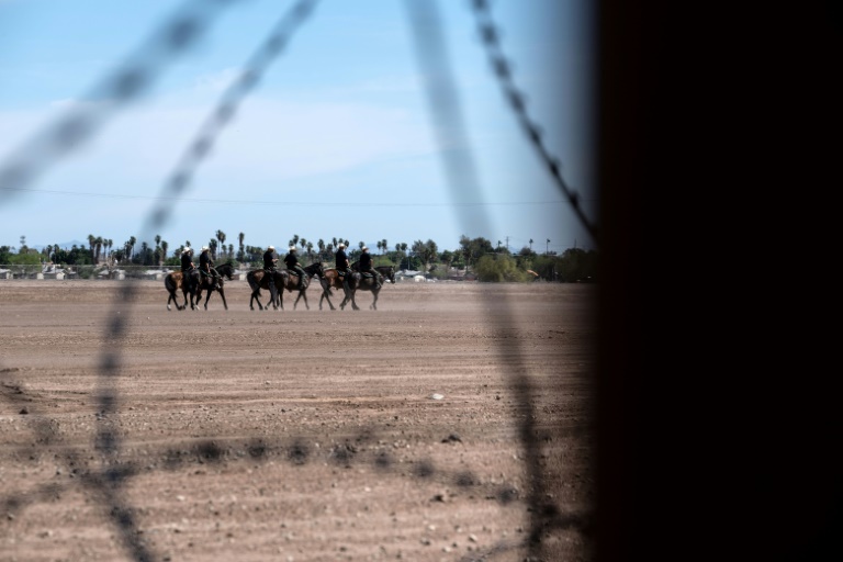 Donald Trump dice en la frontera con México que EEUU está "lleno"