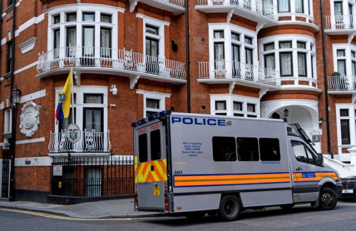 Ecuador retira el asilo a Assange y Londres lo detiene por petición de EEUU