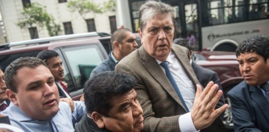El expresidente peruano Alan García murió tras pegarse un tiro al ser detenido