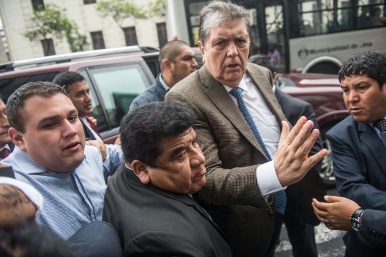 El expresidente peruano Alan García murió tras pegarse un tiro al ser detenido