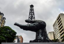 Entran en vigor las sanciones de EEUU al petróleo venezolano, mientras se agudiza crisis Entran en vigor las sanciones de EEUU al petróleo venezolano, mientras se agudiza crisis - Monumento