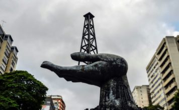 Entran en vigor las sanciones de EEUU al petróleo venezolano, mientras se agudiza crisis - Monumento