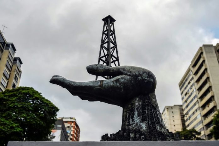 Entran en vigor las sanciones de EEUU al petróleo venezolano, mientras se agudiza crisis - Monumento