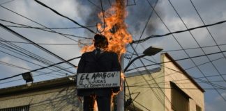 Guaidó, Maduro y "el apagón" ardieron en la quema de Judas en Venezuela