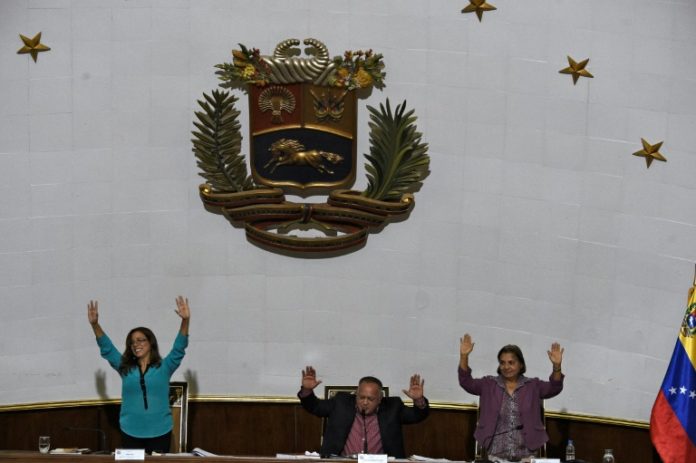 Guaidó bajo amenaza de arresto acusado de usurpar funciones de Maduro