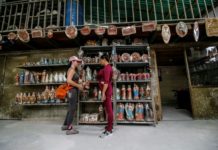 La peregrinación de una venezolana para vender estatuas religiosas en Colombia