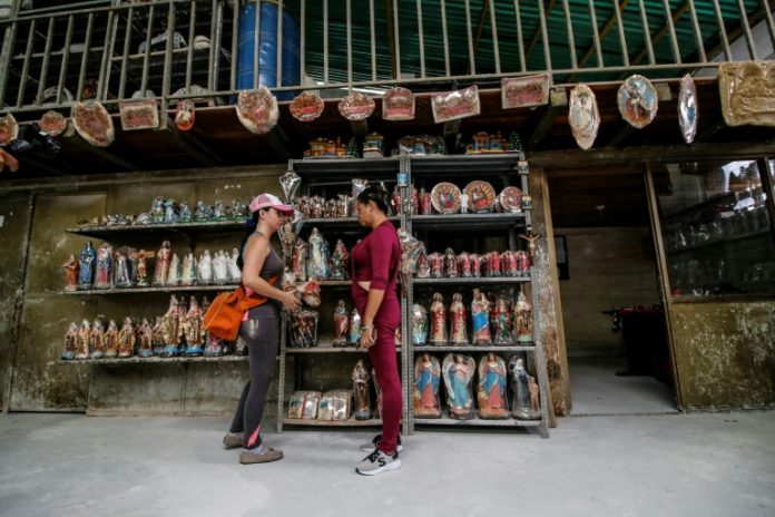 La peregrinación de una venezolana para vender estatuas religiosas en Colombia