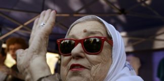 Madres de Plaza de Mayo impiden ejecutar orden judicial en Argentina