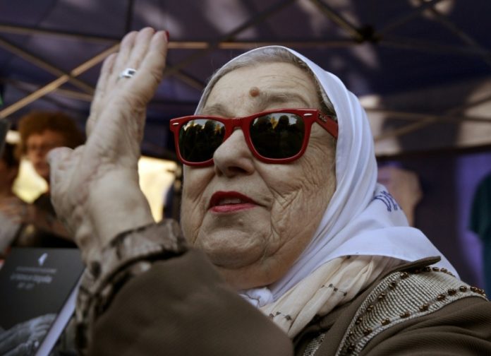 Madres de Plaza de Mayo impiden ejecutar orden judicial en Argentina