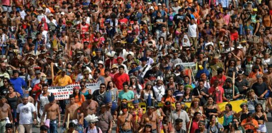 Marcha indígena llega a Brasilia para protestar contra Bolsonaro