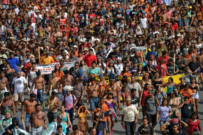 Marcha indígena llega a Brasilia para protestar contra Bolsonaro