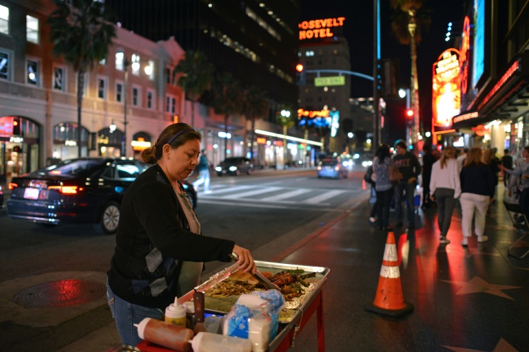 Miedo y esperanza tras regularización de vendedores ambulantes en Los Ángeles