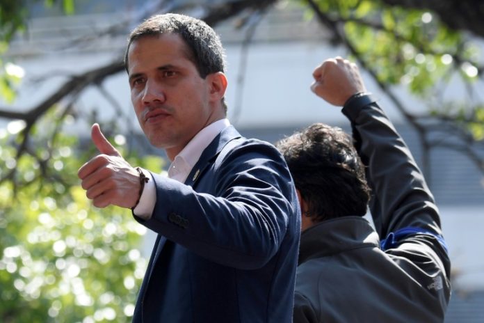 Militares se sublevan contra Maduro y Guaidó llama a 'calle sin retorno'