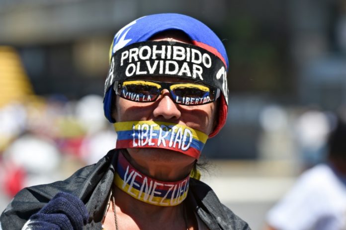 Opositores y chavistas se movilizan en apoyo a Guaidó y Maduro
