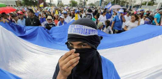 Policía dispersa con violencia protesta opositora tras procesión católica en Nicaragua