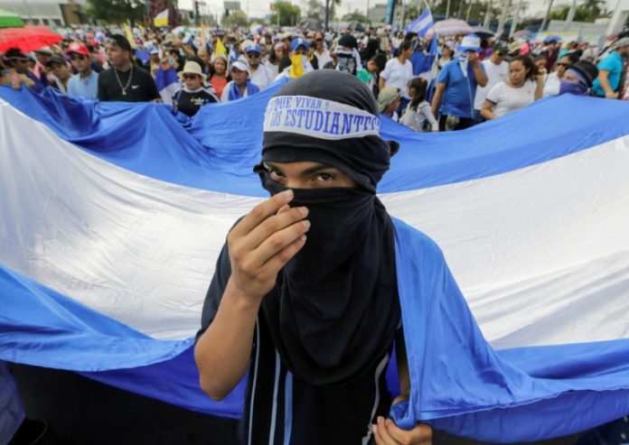 Policía dispersa con violencia protesta opositora tras procesión católica en Nicaragua