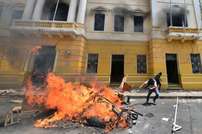 Policía reprime manifestantes contra reformas educativas y sanitarias en Honduras