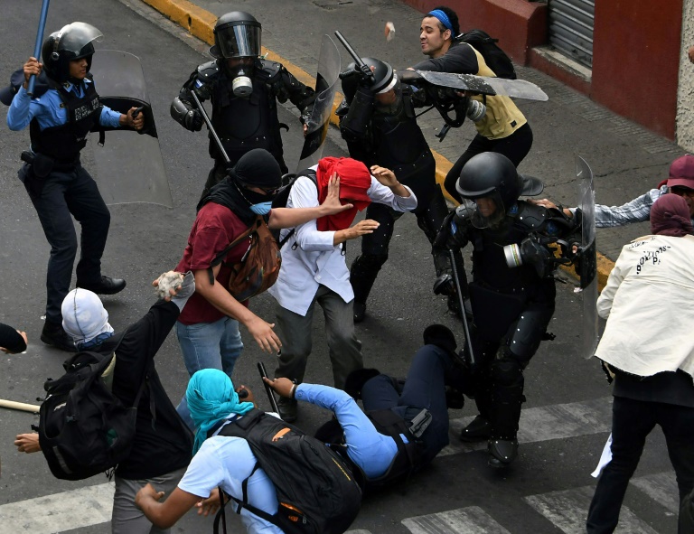 Policía reprime manifestantes contra reformas educativas y sanitarias en Honduras