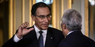 Presidente peruano remueve a dos ministros mientras cae su popularidad