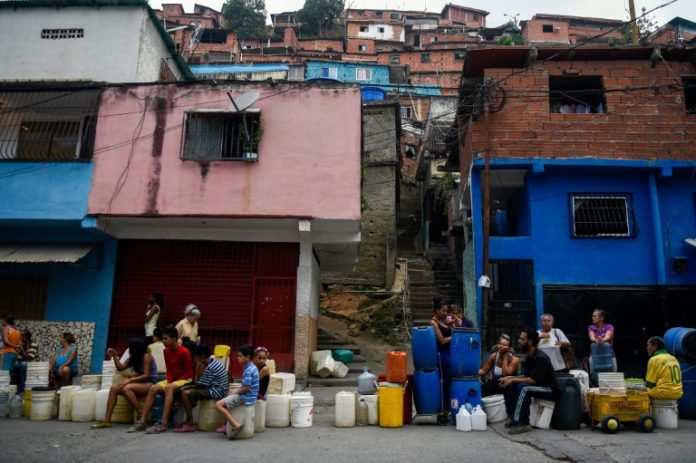 Sin distingo de clases, los venezolanos hacen maromas para surtirse de agua