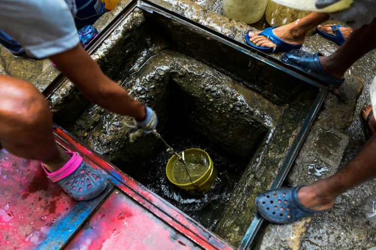 Sin distingo de clases, los venezolanos hacen maromas para surtirse de agua - Lugares de agua no potable