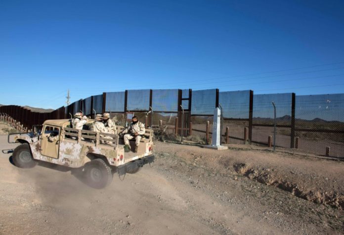 Trump dice que está enviando 'soldados armados' a la frontera entre EEUU y México