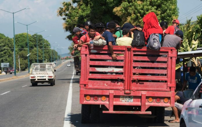 Unos 350 centroamericanos de caravana migrante ingresaron por la fuerza a México