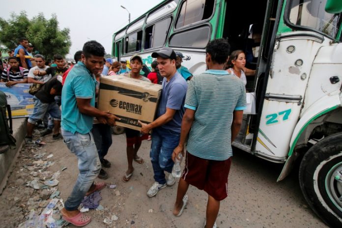 Venezolanos se abastecen de plantas eléctricas y velas en Colombia por apagones Venezolanos se abastecen de plantas eléctricas y velas en Colombia por apagones