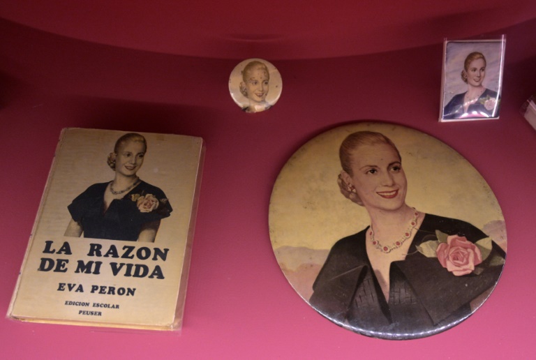 Cien "Evitas" homenajean en Argentina a Eva Perón a 100 años de su nacimiento