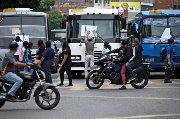 Contraataque oficialista tras rebelión en Venezuela deja un diputado preso y tres refugiados