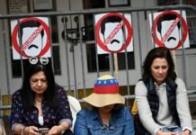 Un grupo de activistas venezolanos protestan delante de la embajada de Venezuela en Washington, el 1 de mayo de 2019 © AFP Andrew Caballero-Reynolds
