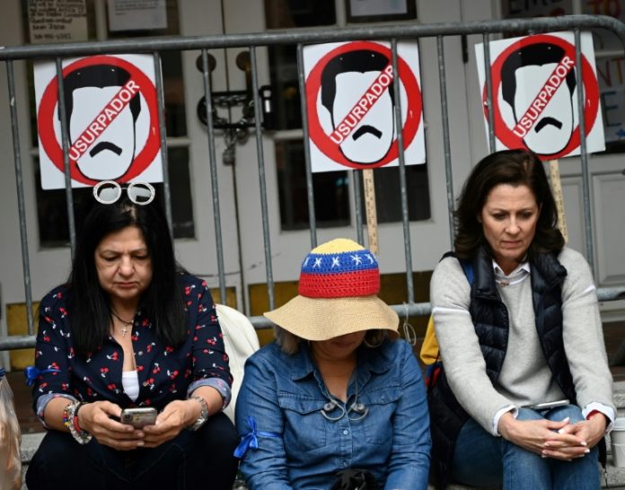 Un grupo de activistas venezolanos protestan delante de la embajada de Venezuela en Washington, el 1 de mayo de 2019 © AFP Andrew Caballero-Reynolds