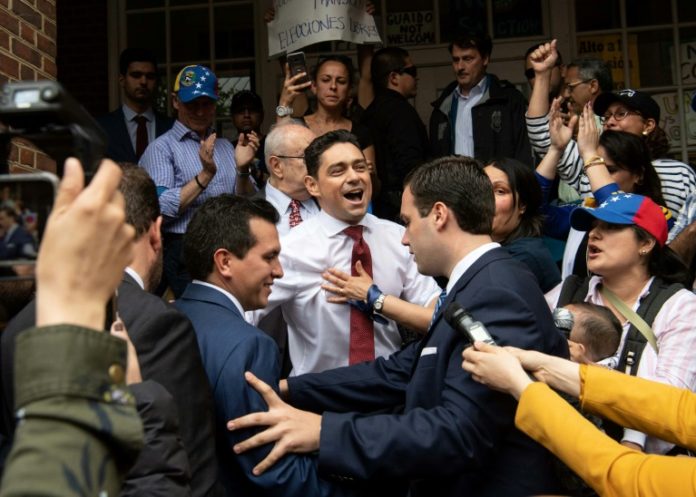 Delegado de Guaidó en EEUU pide 'paciencia' ante toma de embajada por activistas