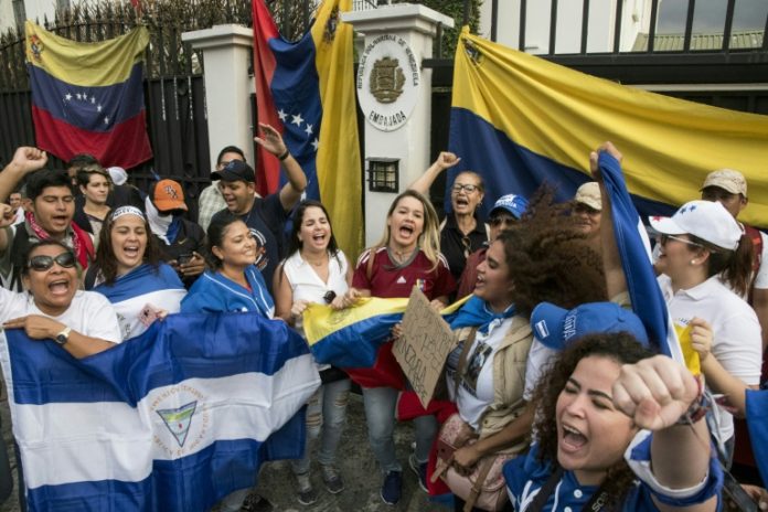 El mundo reacciona al levantamiento de militares en Venezuela