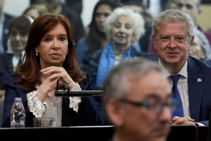 Empieza juicio por corrupción a Kirchner en medio de la campaña electoral