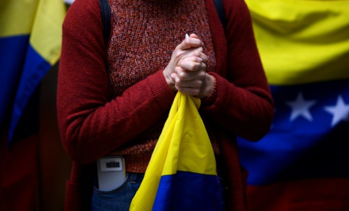 "En el limbo", el drama de los venezolanos sin pasaporte en EEUU