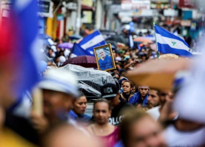 Entierran a opositor en Nicaragua entre asedio de policías antimotines