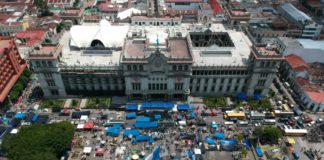 Fiscalía anticorrupción allana Palacio Nacional de Guatemala