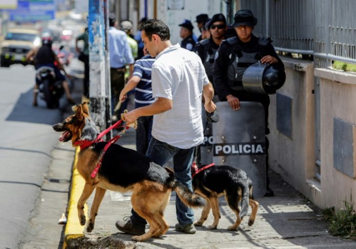 Fuerte presencia policial en funeral de opositor en Nicaragua