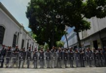 Guaidó denuncia que gobierno de Maduro busca 'cerrar' el Parlamento