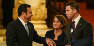 Guatemala y EEUU firman convenio para frenar el tráfico de migrantes y de drogas