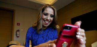 Conocida en México por su historia de superación, la diseñadora Adriana Macías en 2014 saltó a los titulares del mundo por romper un curioso récord Guinness en una aparición en la TV italiana: prender 11 velas de cumpleaños con sus pies en un minuto © AFP ULISES RUIZ