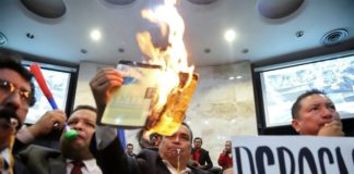 La oposición protesta contra las ampliación del periodo de autoridades electorales en Honduras