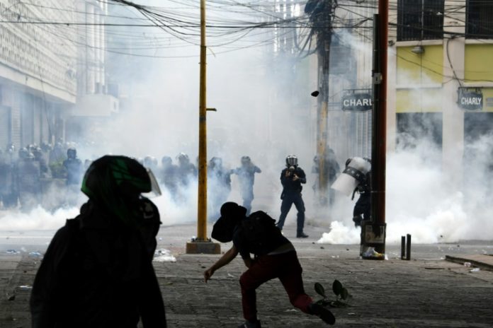 Maestros y estudiantes hondureños reanudan protestas contra reformas educativas y sanitarias