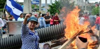 Maestros y médicos hondureños retoman protestas pese a represión policial