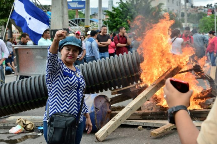 Maestros y médicos hondureños retoman protestas pese a represión policial