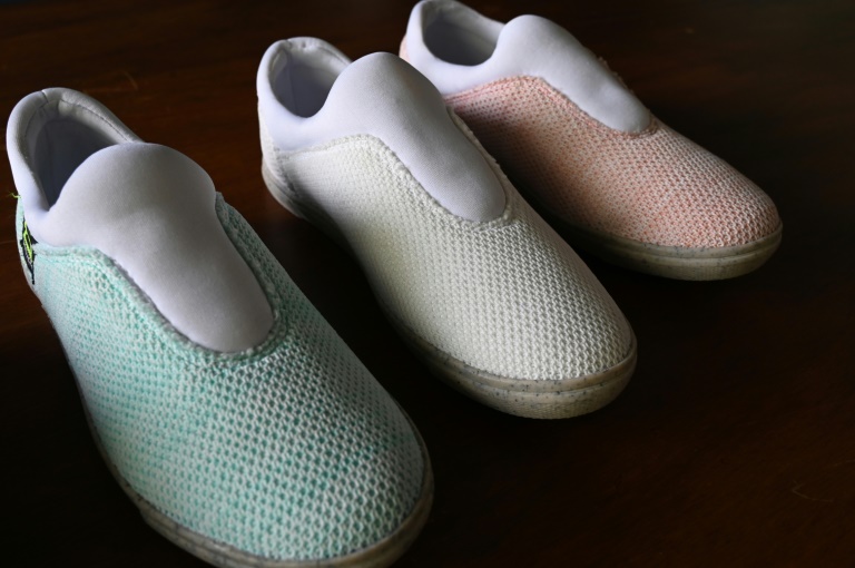 Mexicanos aprovechan plaga de sargazo para fabricar desde zapatos hasta casas