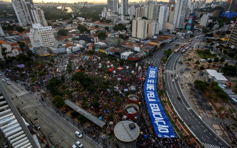 Nueva jornada de protestas contra bloqueo de fondos a la educación en Brasil